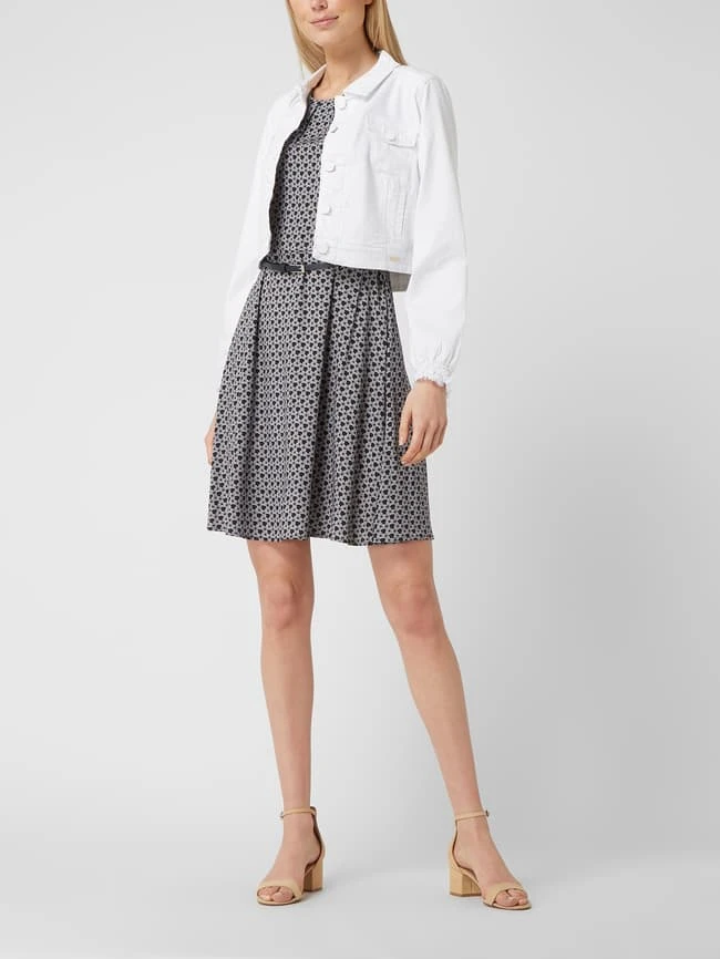 BETTY & CO WHITE Cropped Jeansjacke Mit Logo-Applikation - Offwhite 1 BETTY & CO WHITE Cropped Jeansjacke Mit Logo-Applikation - Offwhite