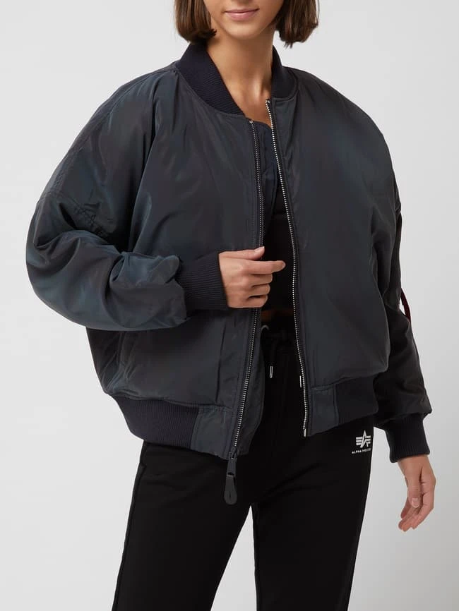 Alpha Industries Oversized Fit Bomber Mit Wattierung - Silber 4 Alpha Industries Oversized Fit Bomber Mit Wattierung - Silber – Bild 4