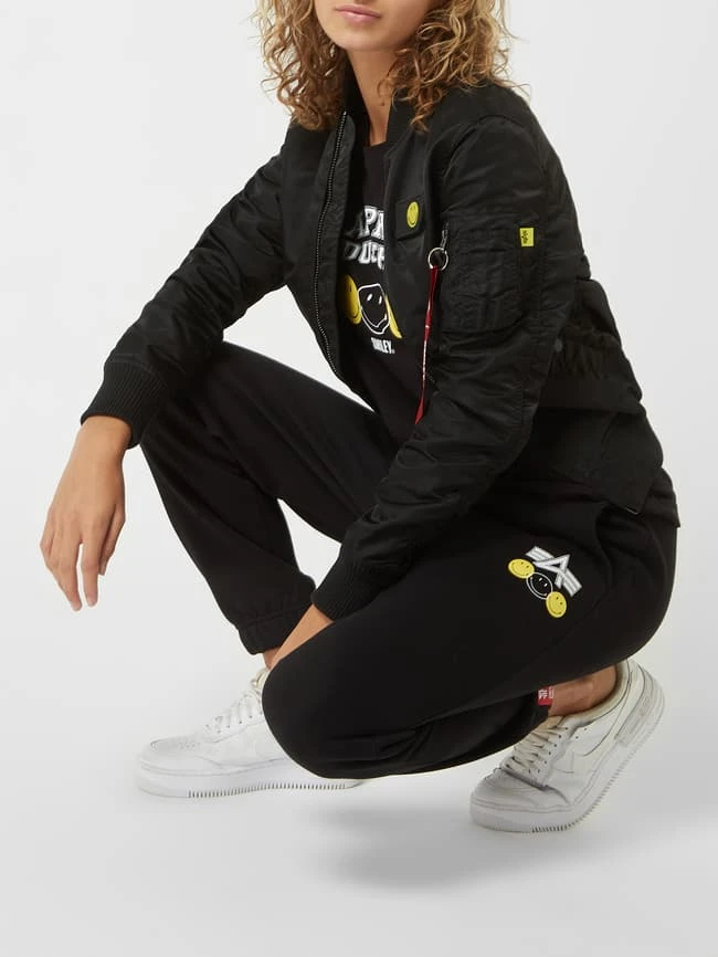 Alpha Industries Bomber Mit Ärmeltasche - Alpha Industries-Smiley® X P&C – Exklusiv Bei Uns - Schwarz 1 Alpha Industries Bomber Mit Ärmeltasche - Alpha Industries-Smiley® X P&C – Exklusiv Bei Uns - Schwarz