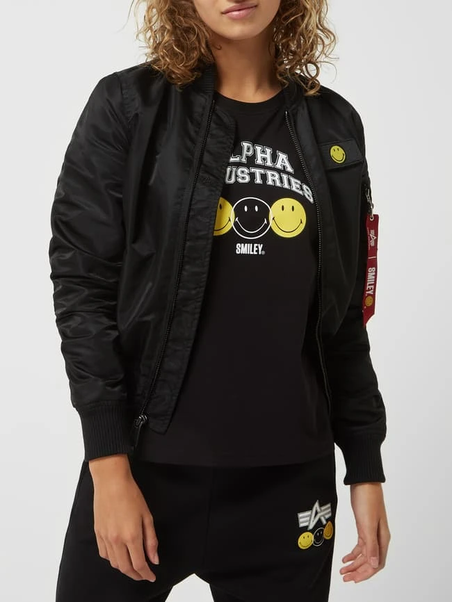 Alpha Industries Bomber Mit Ärmeltasche - Alpha Industries-Smiley® X P&C – Exklusiv Bei Uns - Schwarz 4 Alpha Industries Bomber Mit Ärmeltasche - Alpha Industries-Smiley® X P&C – Exklusiv Bei Uns - Schwarz – Bild 4