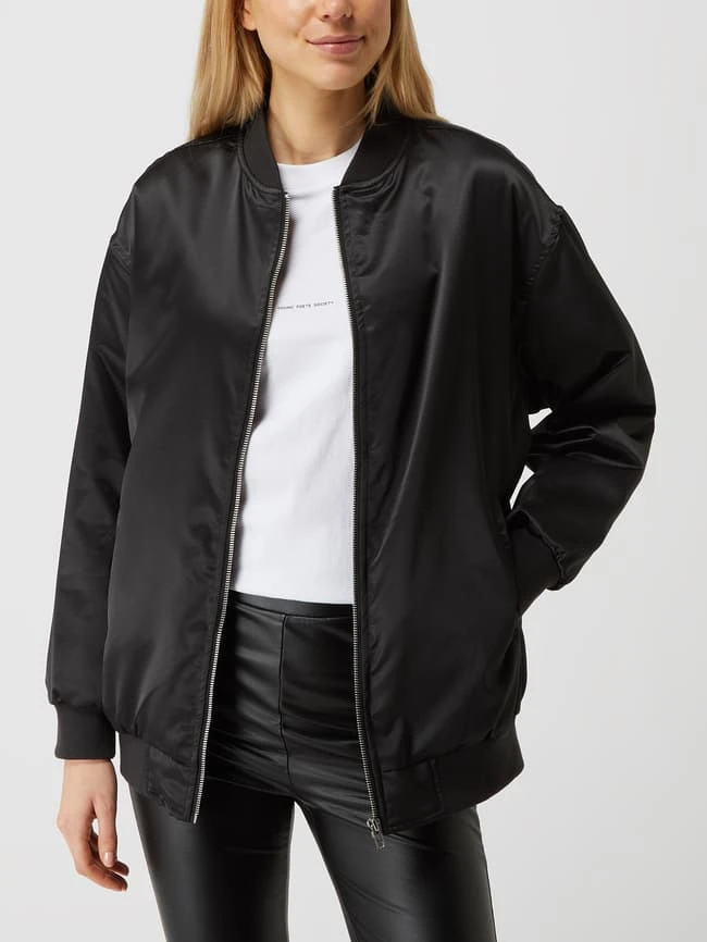 URBAN CLASSICS Oversized Bomber Aus Satin - Wattiert - Schwarz 4 URBAN CLASSICS Oversized Bomber Aus Satin - Wattiert - Schwarz – Bild 4