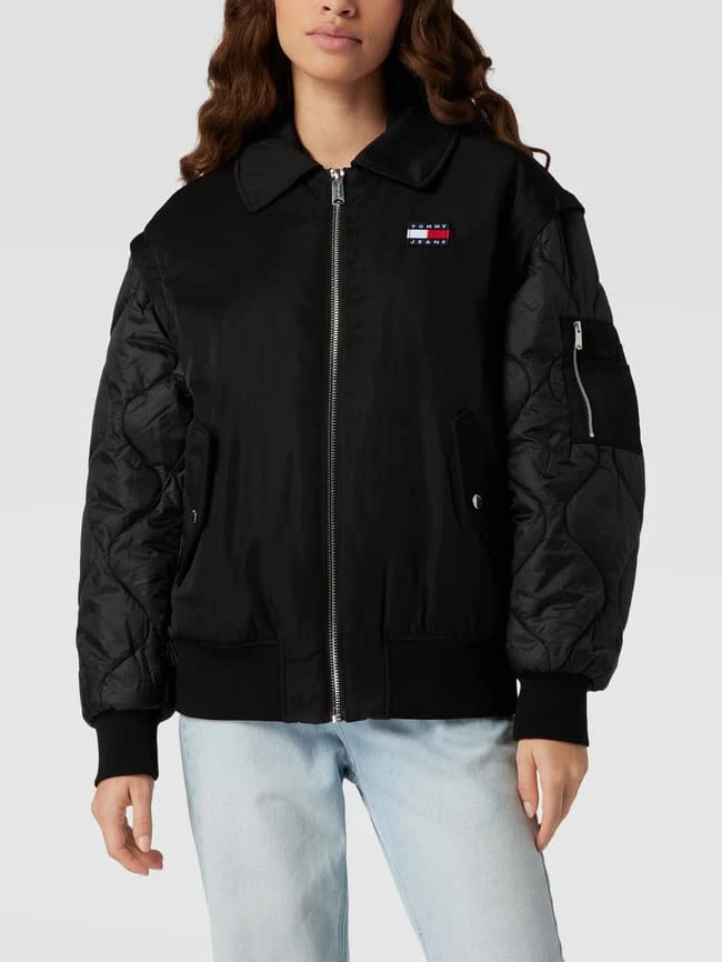 Tommy Jeans Bomberjacke Mit Label-Patch Modell 'SLEEVE BOMBER' - Schwarz 4 Tommy Jeans Bomberjacke Mit Label-Patch Modell 'SLEEVE BOMBER' - Schwarz – Bild 4