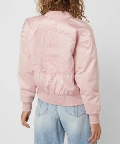 Guess Blouson Mit Message-Stickerei Modell 'Alexia' - Rosa 9 Guess Blouson Mit Message-Stickerei Modell 'Alexia' - Rosa -Gipsy Shop 894l8jq46t936jq66spjch1la57jegqj8la4uji589a4elhp6h134l1ha4o34ii59pa3achp693kadie6l3j8chm6cr3gcpo60s3copk61j3goj174s66cpl6tim4p9nccsj4dg