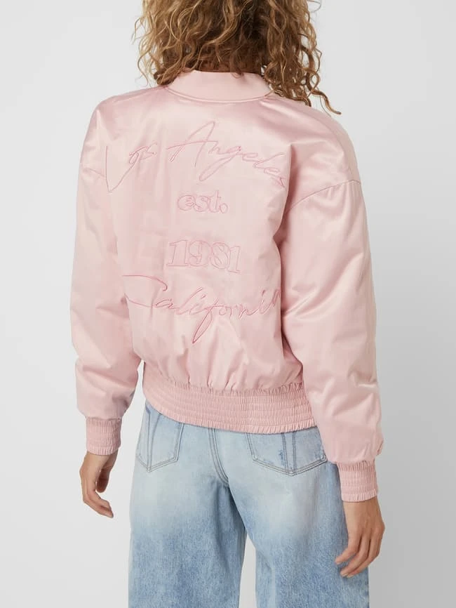 Guess Blouson Mit Message-Stickerei Modell 'Alexia' - Rosa 5 Guess Blouson Mit Message-Stickerei Modell 'Alexia' - Rosa – Bild 5