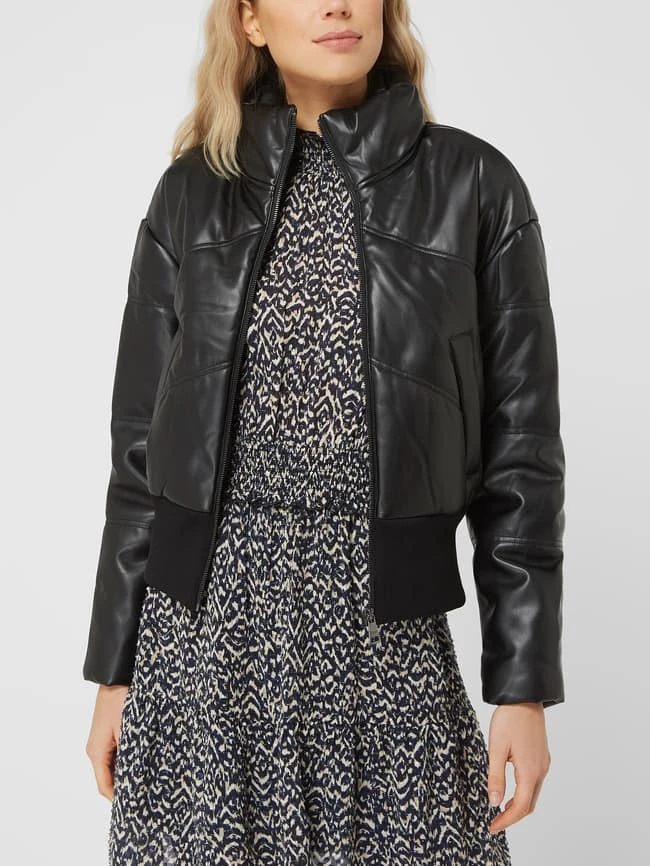 DKNY Jeans Blouson In Leder-Optik - Schwarz 4 DKNY Jeans Blouson In Leder-Optik - Schwarz – Bild 4