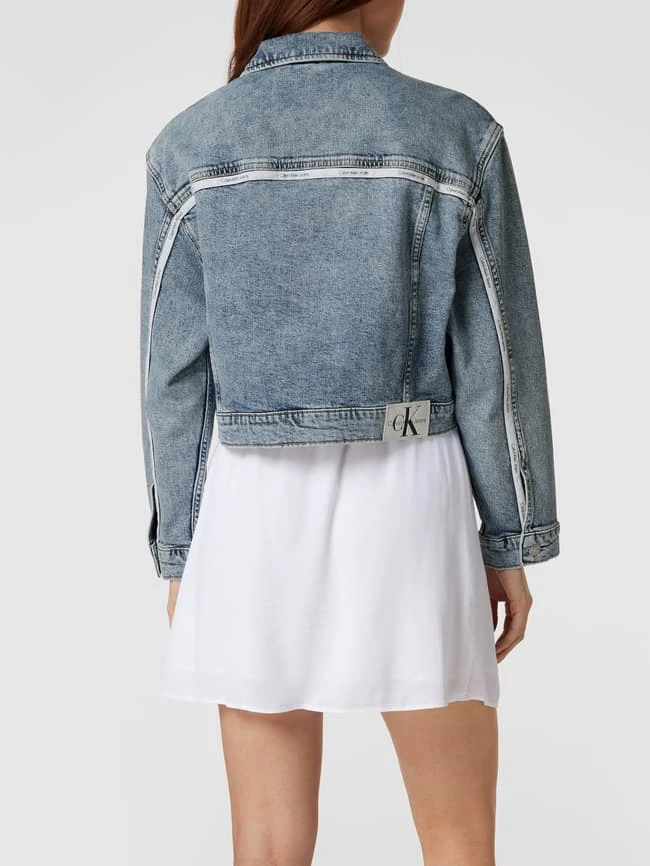 Calvin Klein Jeans Oversized Cropped Jeansjacke Mit Label-Patch - Hellblau 5 Calvin Klein Jeans Oversized Cropped Jeansjacke Mit Label-Patch - Hellblau – Bild 5
