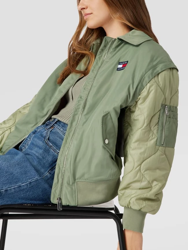 Tommy Jeans Bomberjacke Mit Label-Patch Modell 'SLEEVE BOMBER' - Schilf 3 Tommy Jeans Bomberjacke Mit Label-Patch Modell 'SLEEVE BOMBER' - Schilf – Bild 3