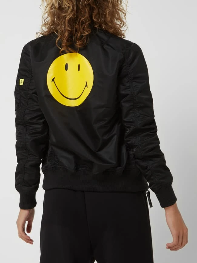 Alpha Industries Bomber Mit Ärmeltasche - Alpha Industries-Smiley® X P&C – Exklusiv Bei Uns - Schwarz 5 Alpha Industries Bomber Mit Ärmeltasche - Alpha Industries-Smiley® X P&C – Exklusiv Bei Uns - Schwarz – Bild 5