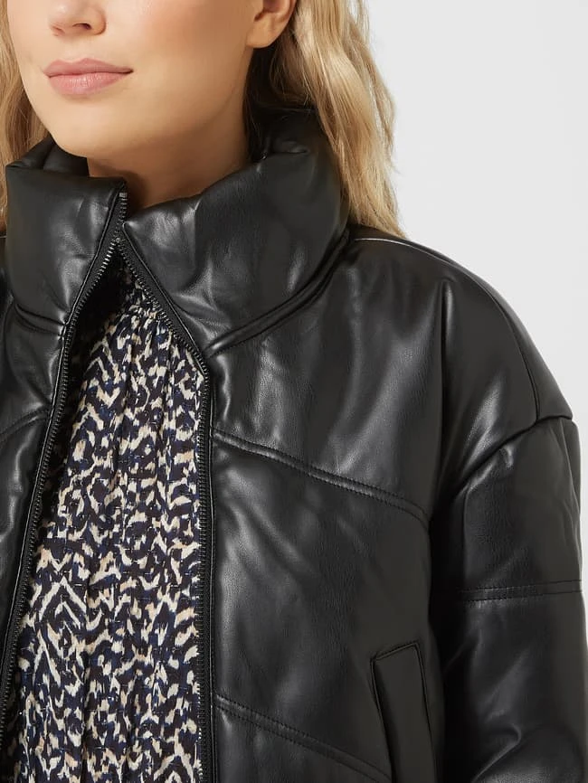 DKNY Jeans Blouson In Leder-Optik - Schwarz 3 DKNY Jeans Blouson In Leder-Optik - Schwarz – Bild 3