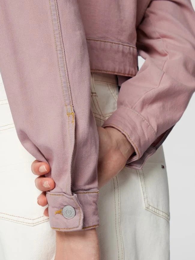 Tommy Jeans Cropped Jeansjacke Mit Knopfleiste - Pink 3 Tommy Jeans Cropped Jeansjacke Mit Knopfleiste - Pink – Bild 3