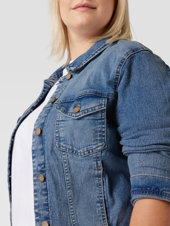 ONLY CARMAKOMA PLUS SIZE Jeansjacke Mit Brusttaschen - Hellblau 3 ONLY CARMAKOMA PLUS SIZE Jeansjacke Mit Brusttaschen - Hellblau – Bild 3