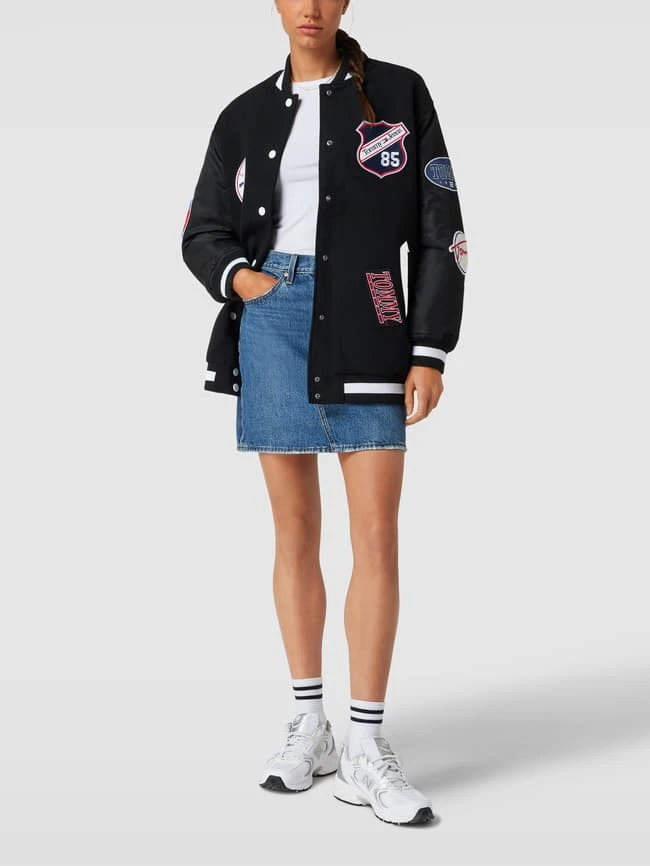 Tommy Jeans Oversized College-Jacke Mit Label-Patches - Schwarz 1 Tommy Jeans Oversized College-Jacke Mit Label-Patches - Schwarz