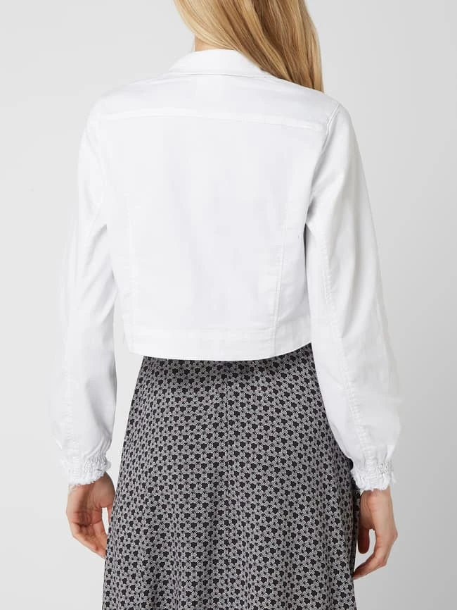 BETTY & CO WHITE Cropped Jeansjacke Mit Logo-Applikation - Offwhite 5 BETTY & CO WHITE Cropped Jeansjacke Mit Logo-Applikation - Offwhite – Bild 5