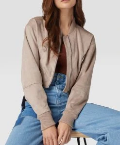 Guess Cropped Jacke In Velours-Optik - Taupe -Gipsy Shop 9l6j0i9oa594egilal74mgpj6srl2kika1136jq96os58kq39993eka88gskcga291936h249l1kad9pa53m4p9j61gjcd32chh3gp1k6hhjgoj370q62e1k6krj4oj475hj0e8