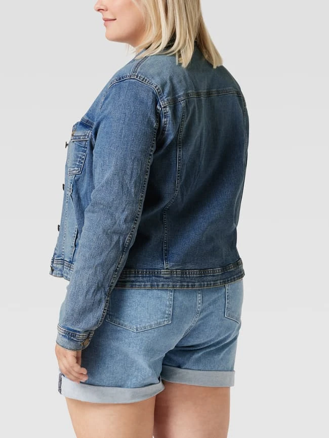 ONLY CARMAKOMA PLUS SIZE Jeansjacke Mit Brusttaschen - Hellblau 5 ONLY CARMAKOMA PLUS SIZE Jeansjacke Mit Brusttaschen - Hellblau – Bild 5