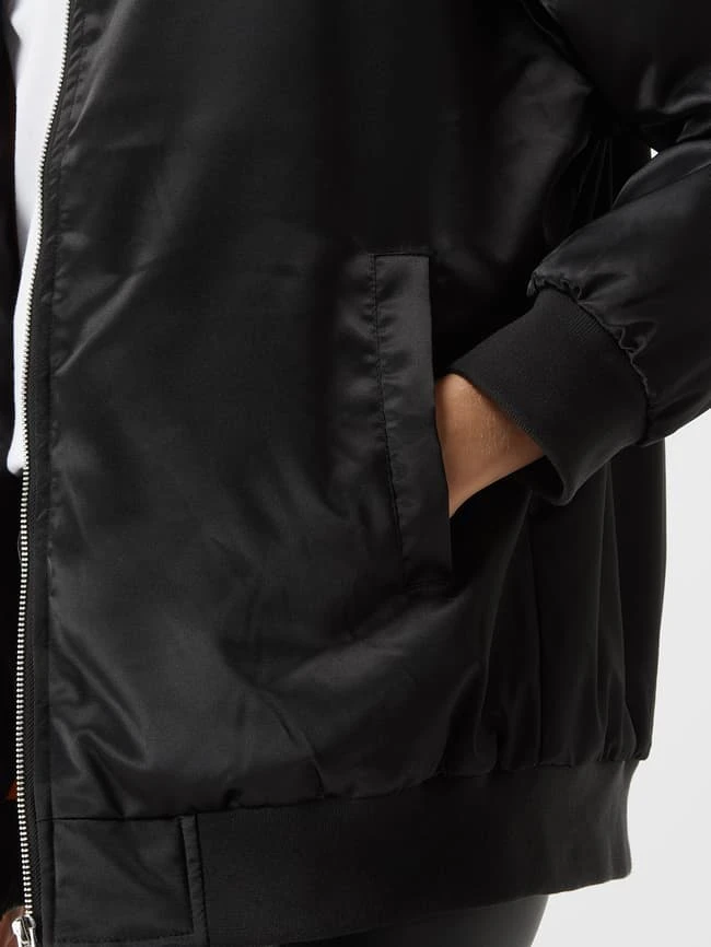 URBAN CLASSICS Oversized Bomber Aus Satin - Wattiert - Schwarz 3 URBAN CLASSICS Oversized Bomber Aus Satin - Wattiert - Schwarz – Bild 3
