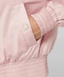 Guess Blouson Mit Message-Stickerei Modell 'Alexia' - Rosa 7 Guess Blouson Mit Message-Stickerei Modell 'Alexia' - Rosa -Gipsy Shop a18l0iae858k6hai8so38hi69p646d1k8954khqb8t6j8i288p246kik6gs4gk9h6kqksj9h9l548e2l613jio9n70q30c9gc9h3cc1kcoo6ae346orj8dpkc9gjior6c4omado