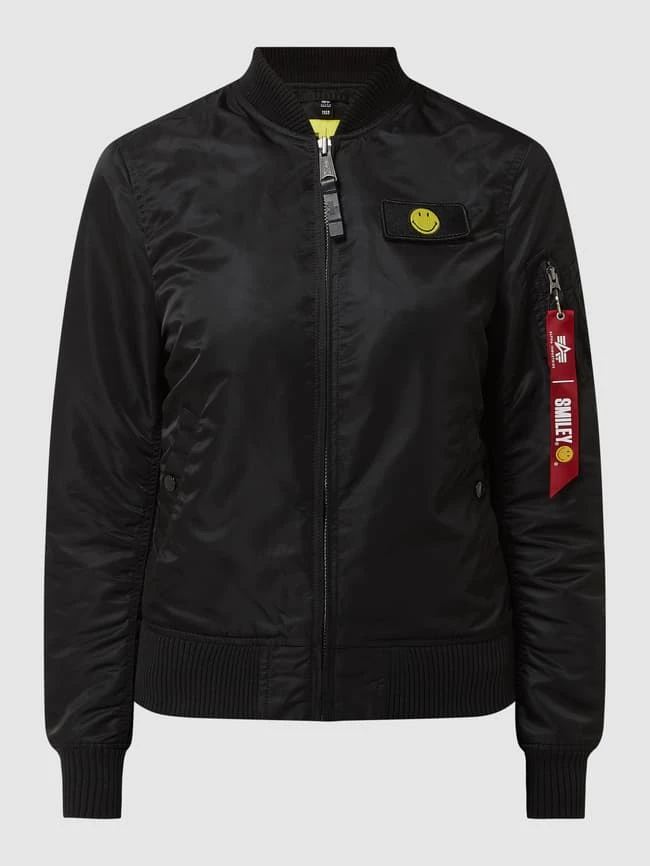 Alpha Industries Bomber Mit Ärmeltasche - Alpha Industries-Smiley® X P&C – Exklusiv Bei Uns - Schwarz 2 Alpha Industries Bomber Mit Ärmeltasche - Alpha Industries-Smiley® X P&C – Exklusiv Bei Uns - Schwarz – Bild 2