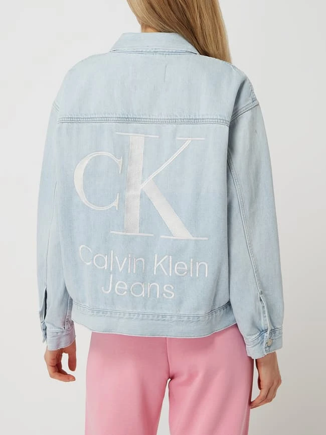 Calvin Klein Jeans Oversized Jeansjacke Aus Baumwolle Modell 'Dad' - Hellblau 5 Calvin Klein Jeans Oversized Jeansjacke Aus Baumwolle Modell 'Dad' - Hellblau – Bild 5