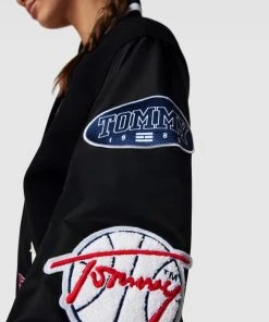Tommy Jeans Oversized College-Jacke Mit Label-Patches - Schwarz 7 Tommy Jeans Oversized College-Jacke Mit Label-Patches - Schwarz -Gipsy Shop acpjgh1h98s4gcqha94k2ci26194glhn8go4kii98d14adhma92kgjqm9takke2iaor4oiqf8co3aiia74o36c1h6srj8cb568p68p1kcorjee9m6kr3cphjc4om8p31chgjcd8