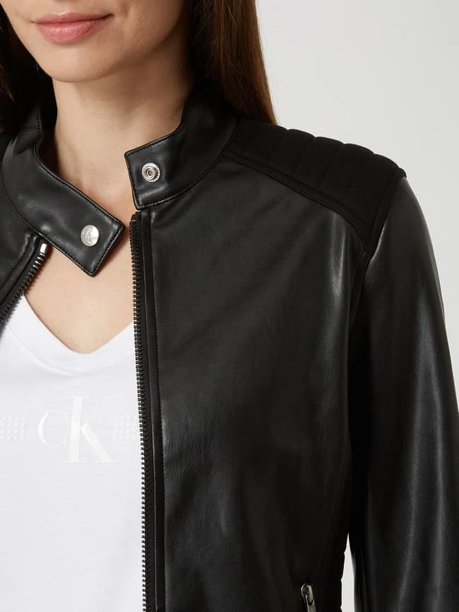 Calvin Klein Jeans Jacke In Leder-Optik Mit Stehkragen - Schwarz 3 Calvin Klein Jeans Jacke In Leder-Optik Mit Stehkragen - Schwarz – Bild 3