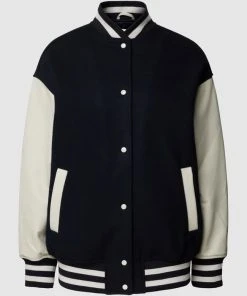 Jake*s Casual College-Jacke Mit Kontraststreifen - Marineblau -Gipsy Shop ad44gia96p94qhq68ss5cka999a4egih8h2jckqi952j8l2h90o52jq38h134gaa8so4oh279orj8ca76go34dj2c5h68ohlcph6cohkcor3ge1p6hi3ap9h68o66db36hij8p0