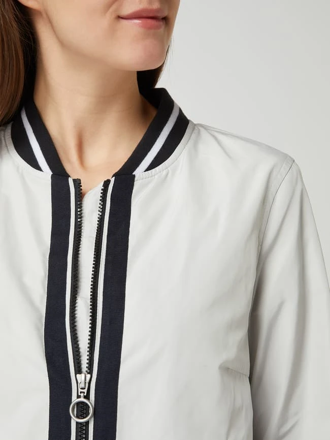 Amber & June Blouson Mit Zweiwege-Reißverschluss - Sand 3 Amber & June Blouson Mit Zweiwege-Reißverschluss - Sand – Bild 3