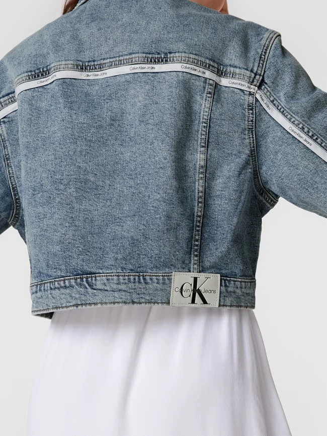 Calvin Klein Jeans Oversized Cropped Jeansjacke Mit Label-Patch - Hellblau 3 Calvin Klein Jeans Oversized Cropped Jeansjacke Mit Label-Patch - Hellblau – Bild 3