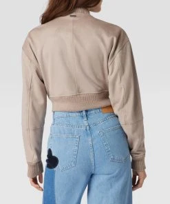Guess Cropped Jacke In Velours-Optik - Taupe -Gipsy Shop ah5j8ea88d5jgj1n6cpj8iqhal9kadaaagq32c9nagokmdpk9hakglib8la48kqfa9ak2g9h6cq38l2a6so32c336ksjcohpcorj8e9kc8o3ao9g6pgj2c356cs30ob6cdj6ce8