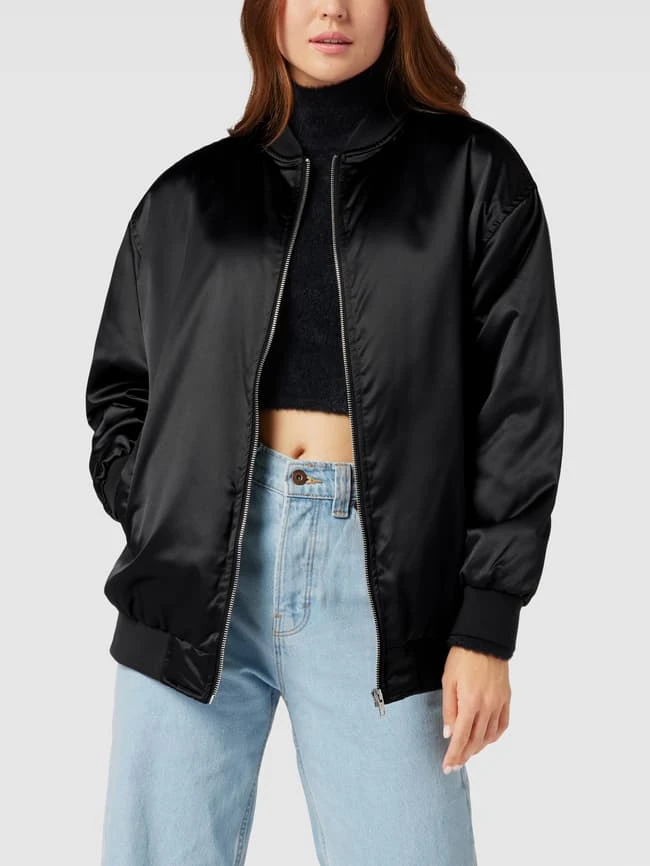 URBAN CLASSICS OVERSIZED Bomberjacke Aus Satin Modell 'Oversized Satin Bomber' - Schwarz 4 URBAN CLASSICS OVERSIZED Bomberjacke Aus Satin Modell 'Oversized Satin Bomber' - Schwarz – Bild 4