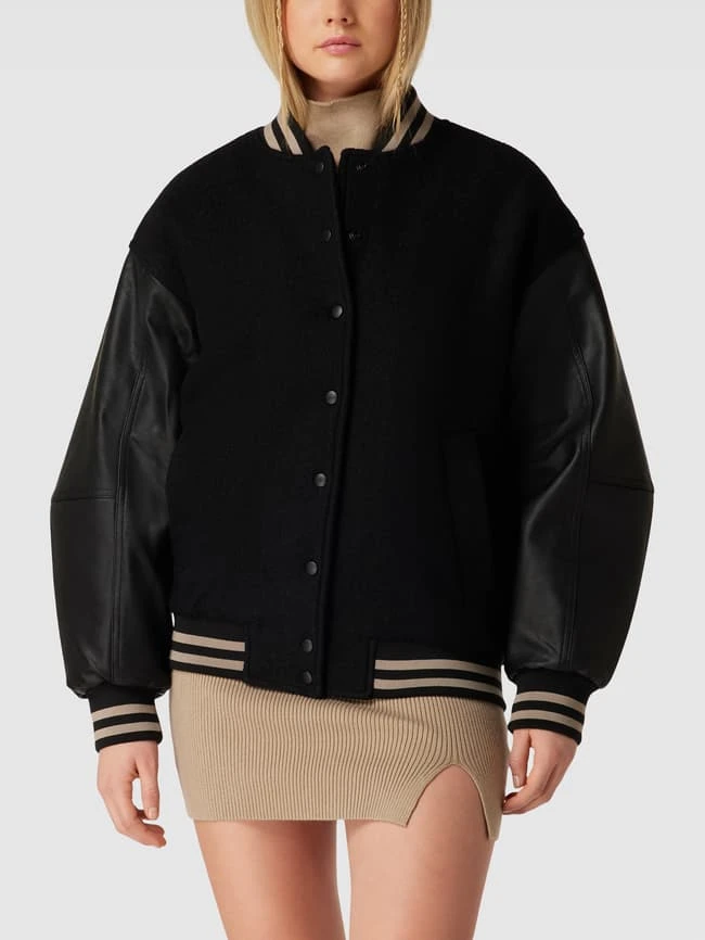 EDITED College-Jacke Mit Leistentaschen Modell 'Emmi Jacket' - Schwarz 4 EDITED College-Jacke Mit Leistentaschen Modell 'Emmi Jacket' - Schwarz – Bild 4