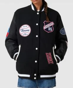 Tommy Jeans Oversized College-Jacke Mit Label-Patches - Schwarz 8 Tommy Jeans Oversized College-Jacke Mit Label-Patches - Schwarz -Gipsy Shop ap1jekic6hak4c1o6t8koc2b8gp5ahpj8gpl6gpk9t4kcjpia95k2iac7124shhj8p15ciho8opkoghi6so6ccb160pjep9jckqjgp1kcgp34o9ncpj30p9p6gpjicj470qm8d0