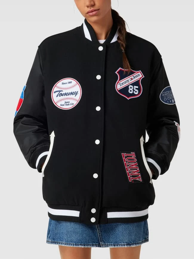 Tommy Jeans Oversized College-Jacke Mit Label-Patches - Schwarz 4 Tommy Jeans Oversized College-Jacke Mit Label-Patches - Schwarz – Bild 4